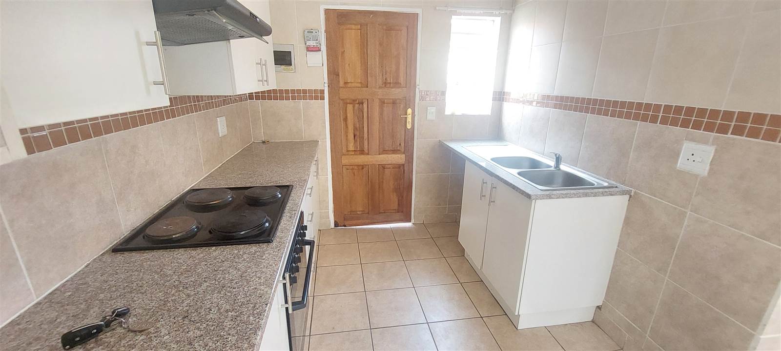 2 Bed Townhouse in Olievenhoutbosch photo number 1