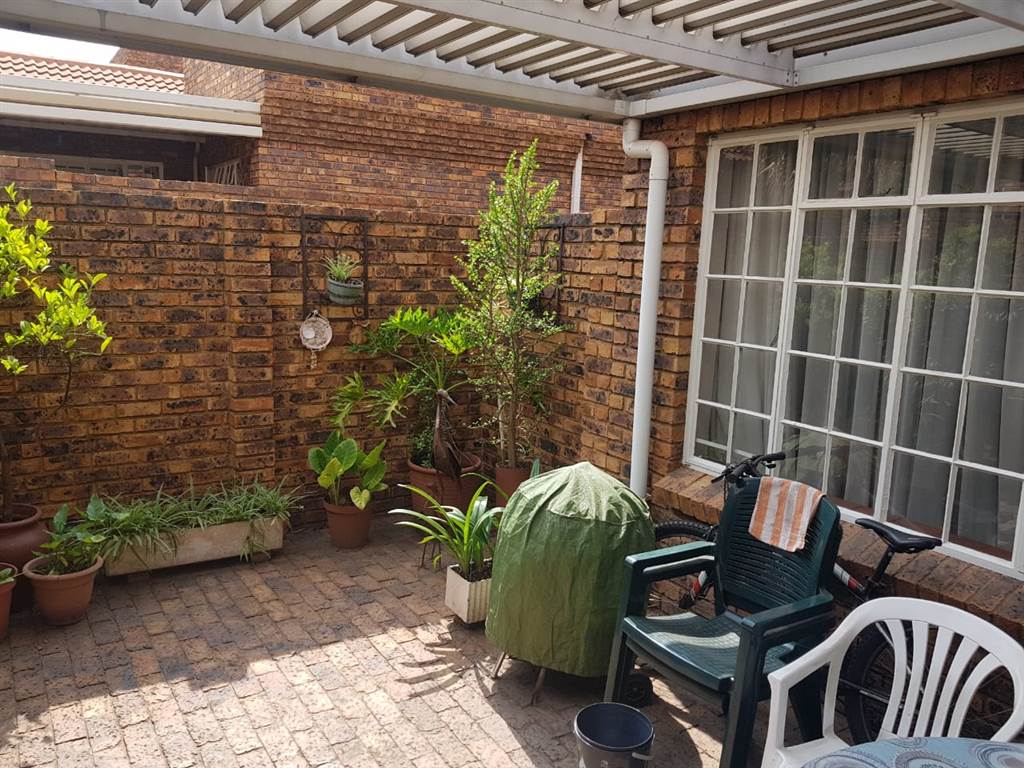 3 Bed Townhouse in Brackendowns photo number 4