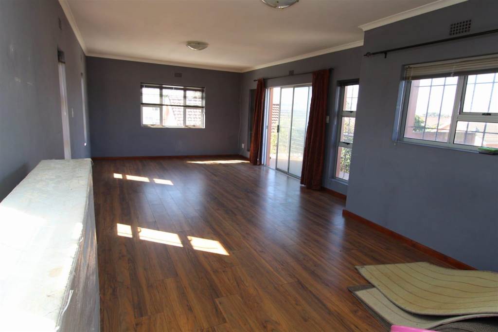 4 Bed House in Mitchells Plain photo number 21