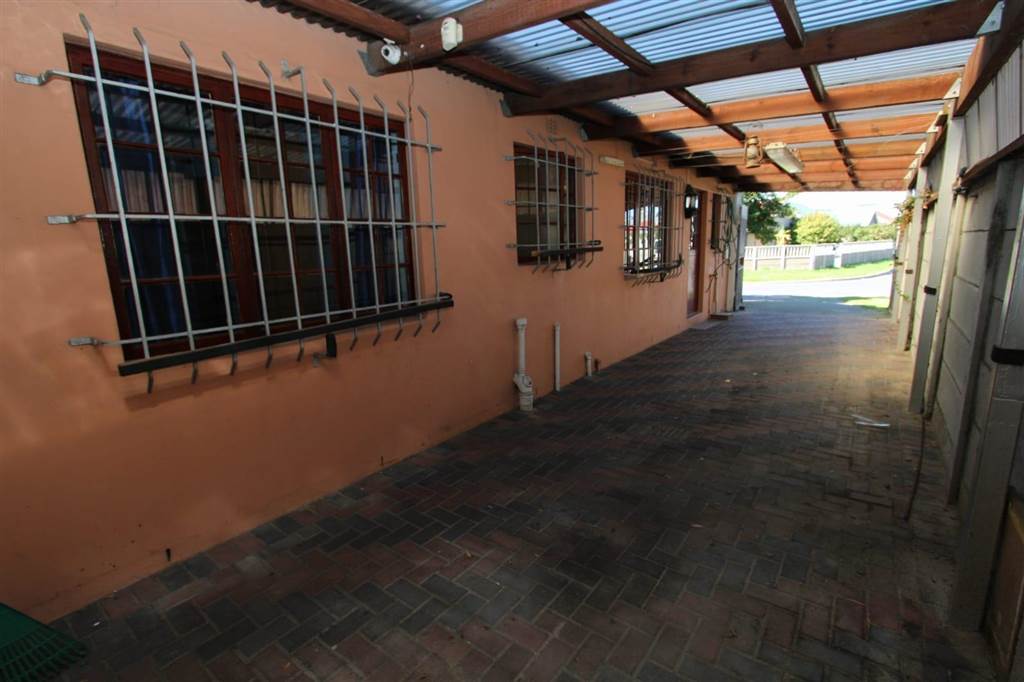 4 Bed House in Mitchells Plain photo number 7