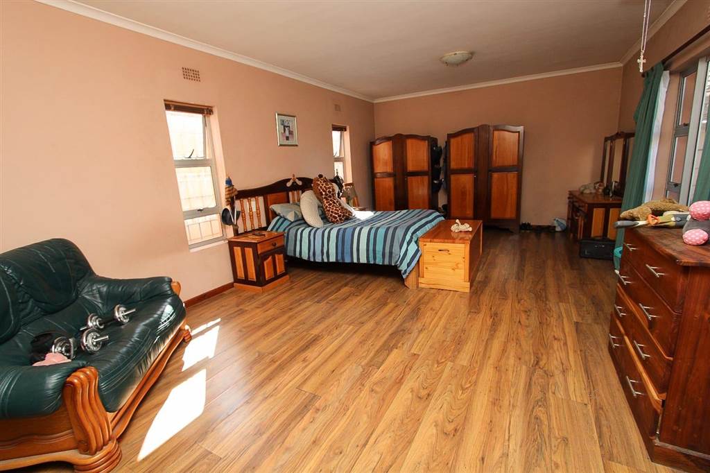 4 Bed House in Mitchells Plain photo number 16