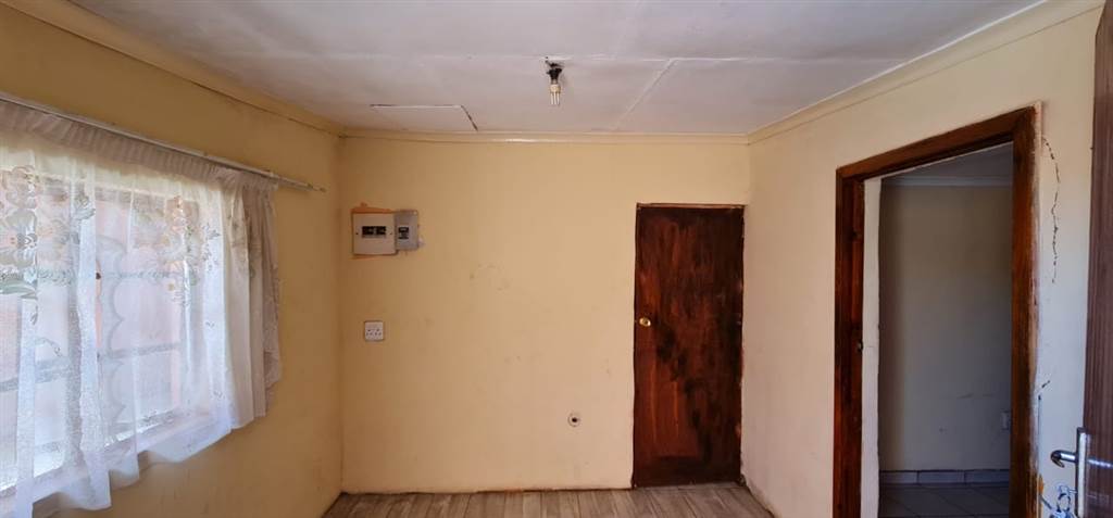 2 Bed House in Kwazakhele photo number 8