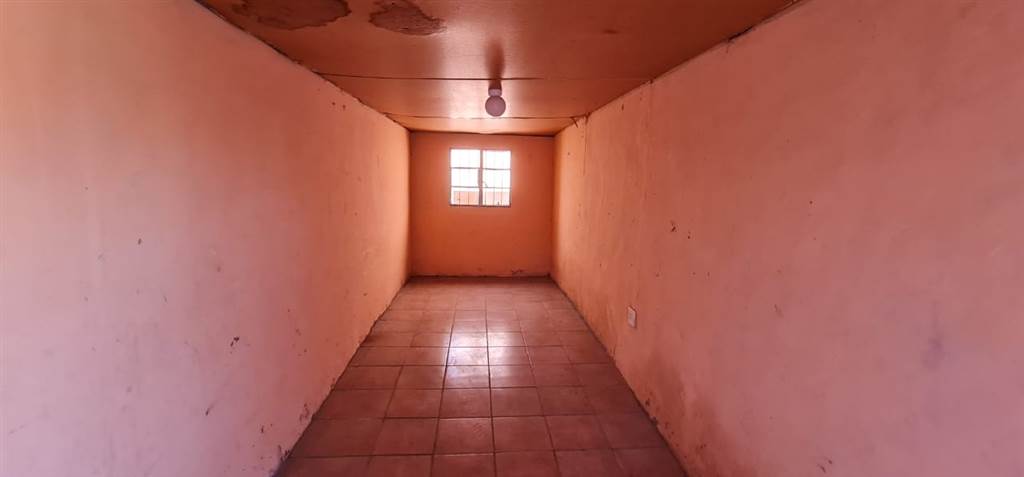 2 Bed House in Kwazakhele photo number 4