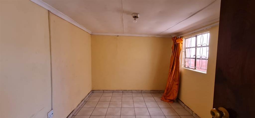 2 Bed House in Kwazakhele photo number 9