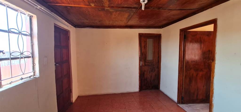 2 Bed House in Kwazakhele photo number 5