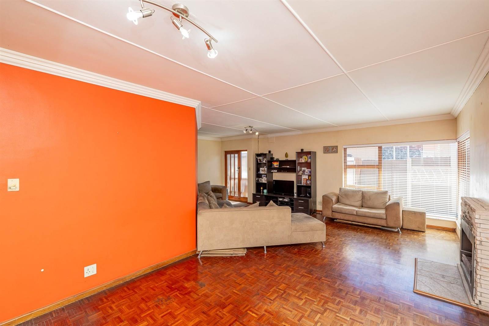 4 Bed House in Bellville Central photo number 3