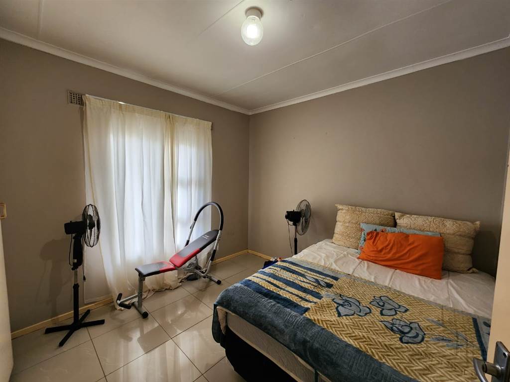 2 Bed Flat in Empangeni Central photo number 8