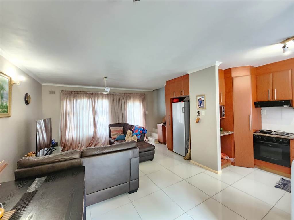 2 Bed Flat in Empangeni Central photo number 3