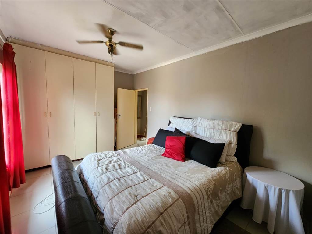 2 Bed Flat in Empangeni Central photo number 7