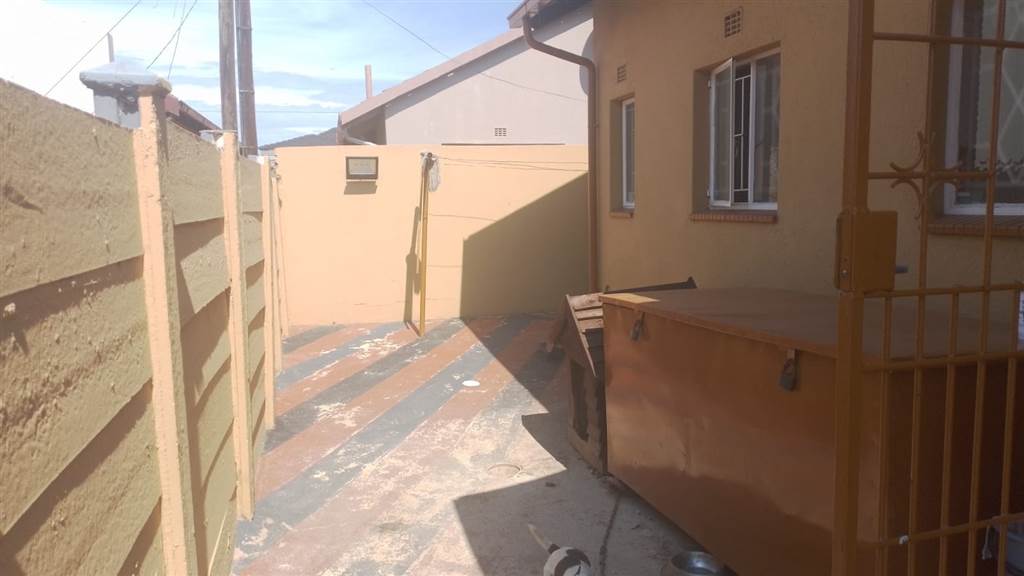 3 Bed House in Mohlakeng photo number 3