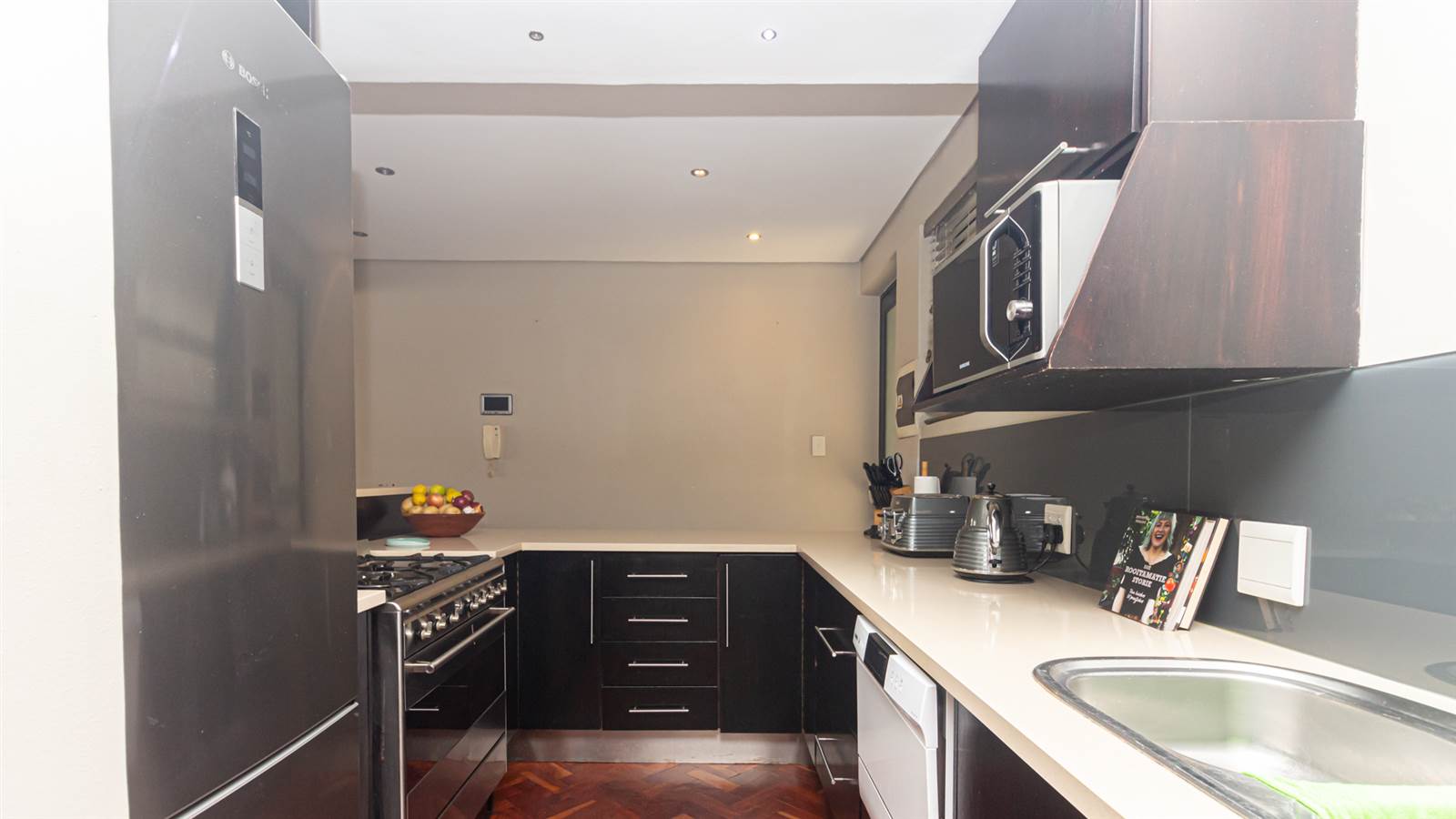 2 Bed Apartment in Greenside photo number 9