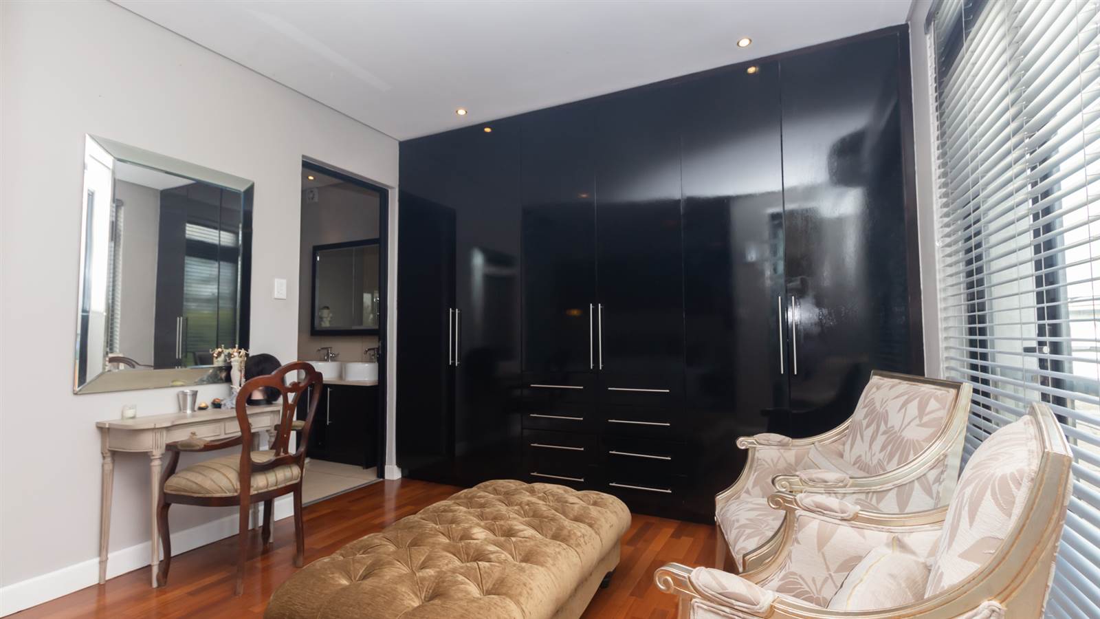 2 Bed Apartment in Greenside photo number 17