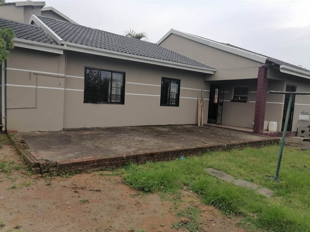 5 Bed House in Kwandengezi photo number 2