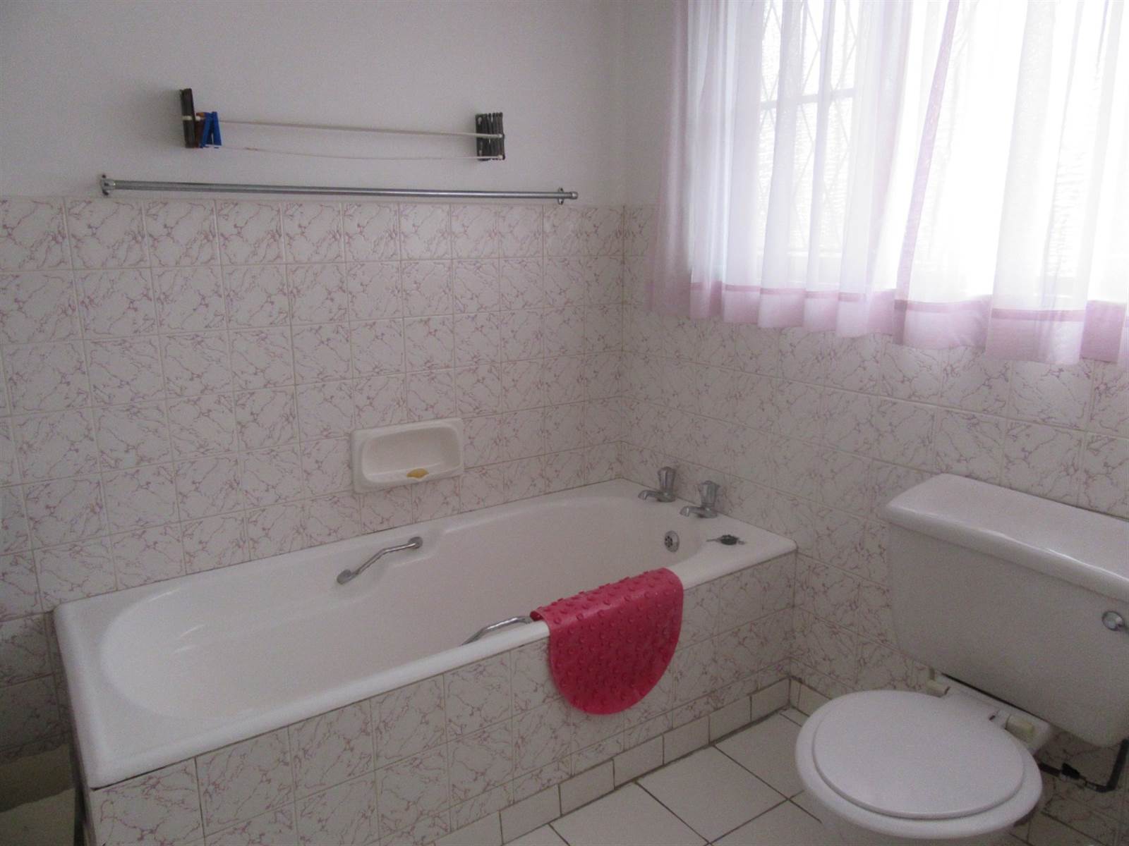 2 Bed Townhouse in Scottburgh Central photo number 17