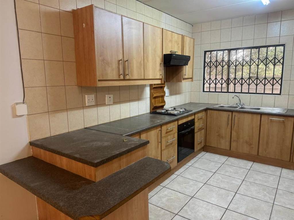 2 Bed Flat in Secunda photo number 5