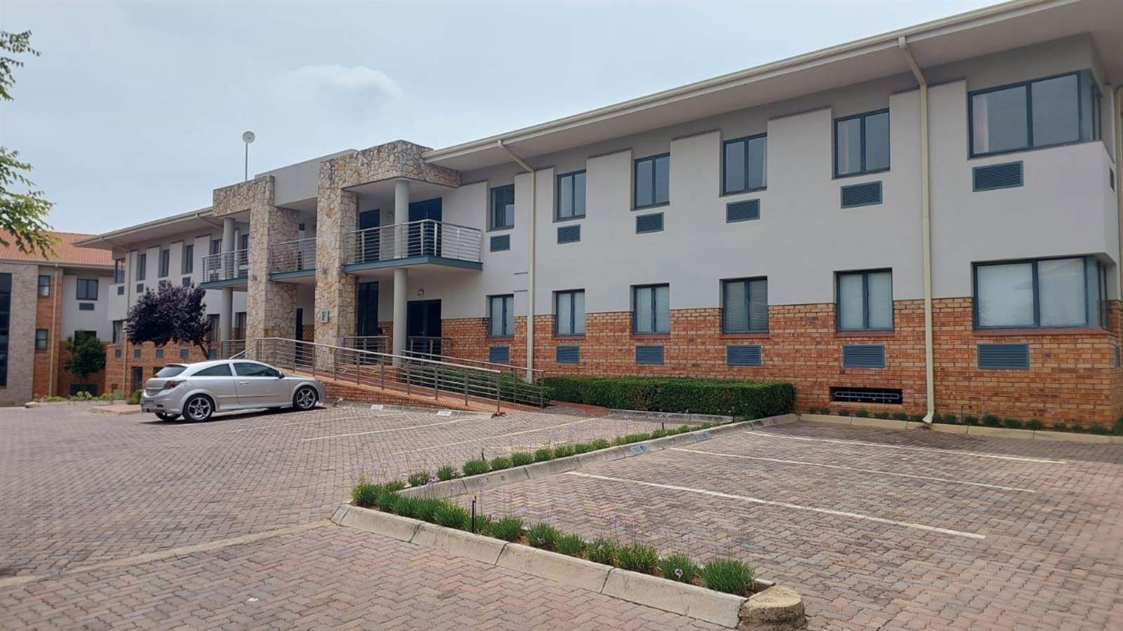 209  m² Commercial space in Bryanston photo number 1