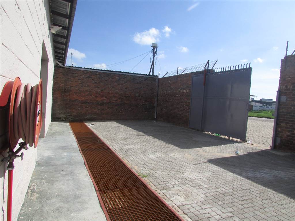 150  m² Commercial space in Ladanna photo number 11
