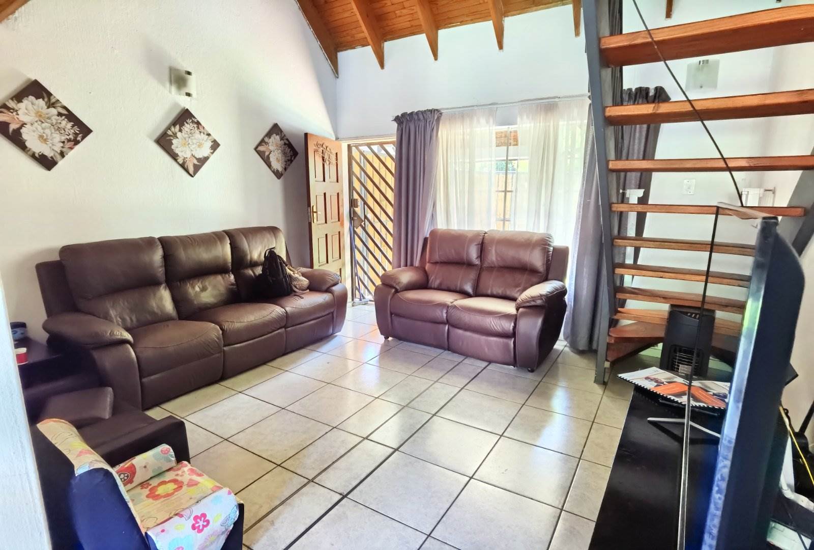 3 Bed Townhouse in Bronkhorstspruit photo number 3