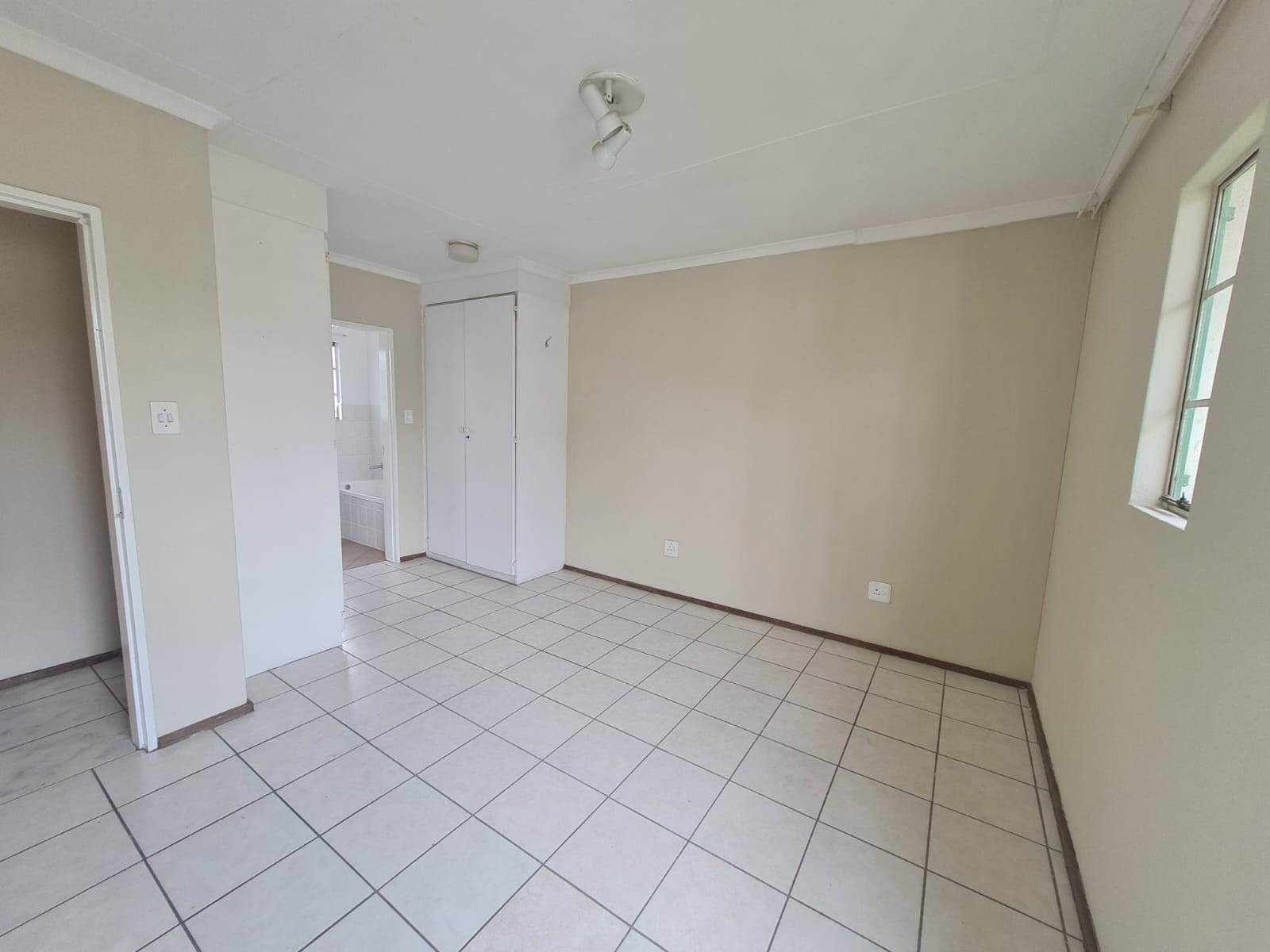 2 Bed Townhouse in Marais Steyn Park photo number 9