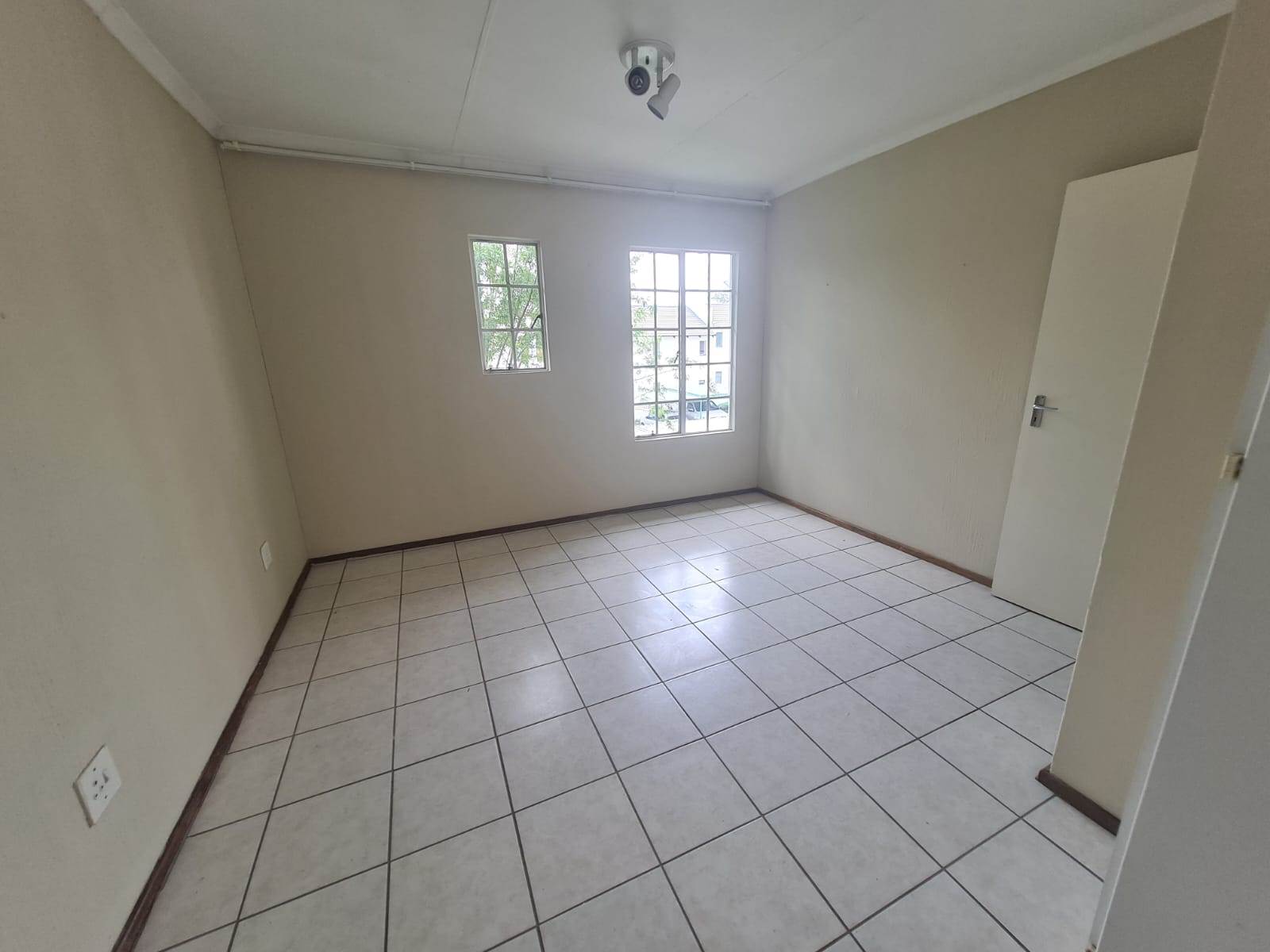 2 Bed Townhouse in Marais Steyn Park photo number 12