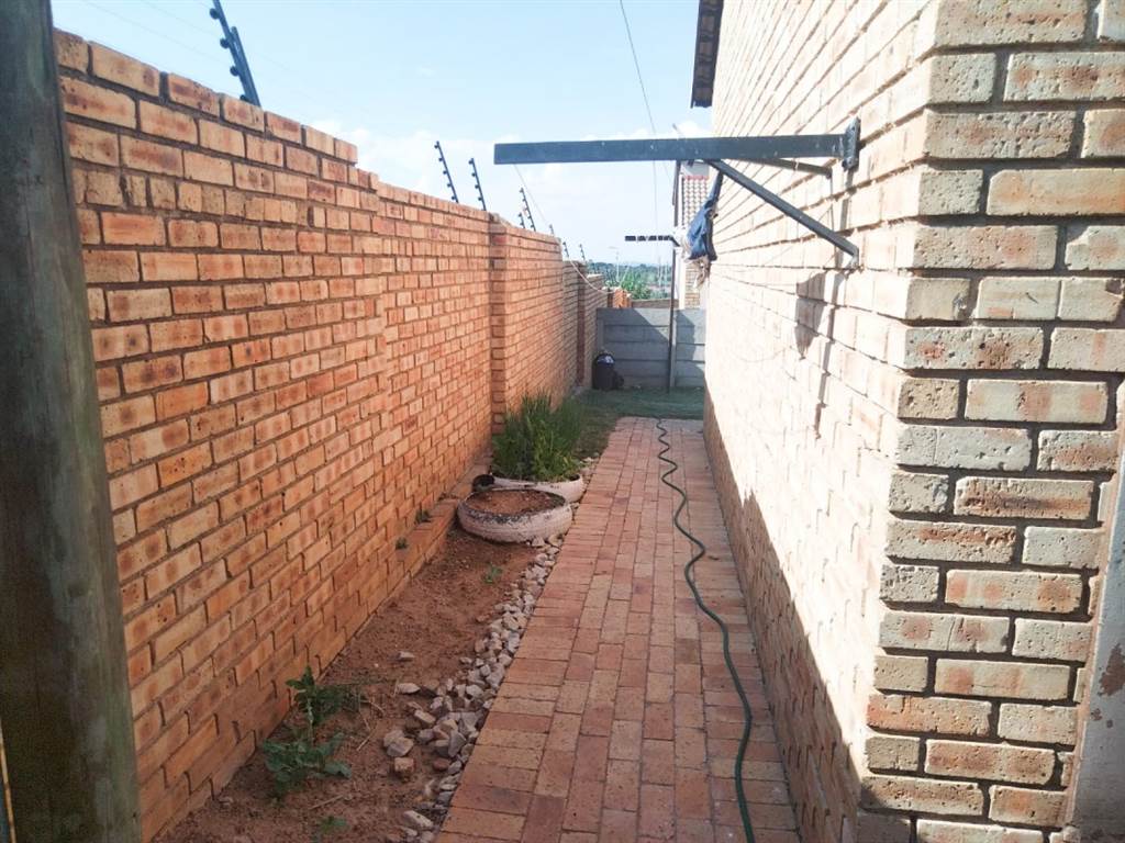 2 Bed Townhouse in Olievenhoutbos photo number 12