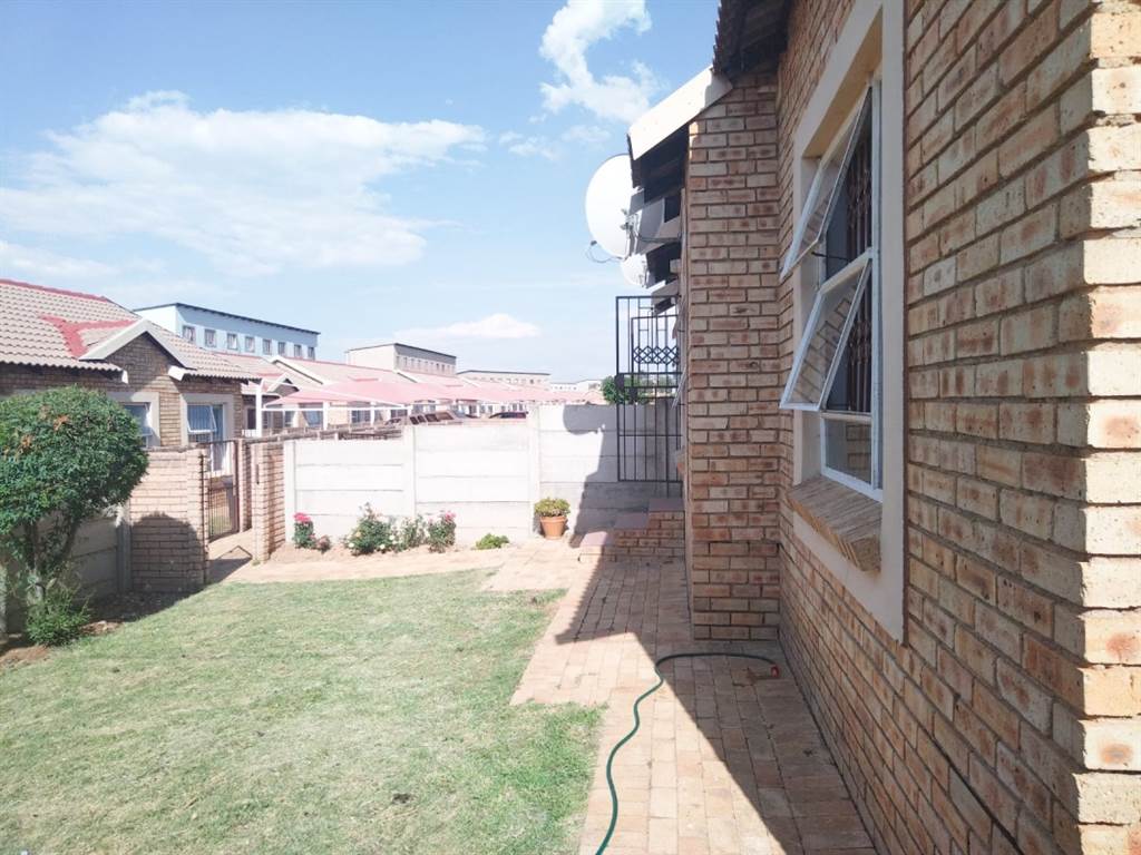 2 Bed Townhouse in Olievenhoutbos photo number 11