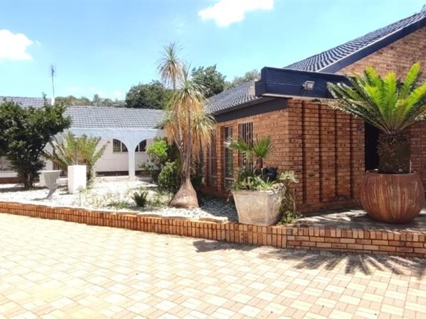 4 Bedroom House 4 Bedroom House