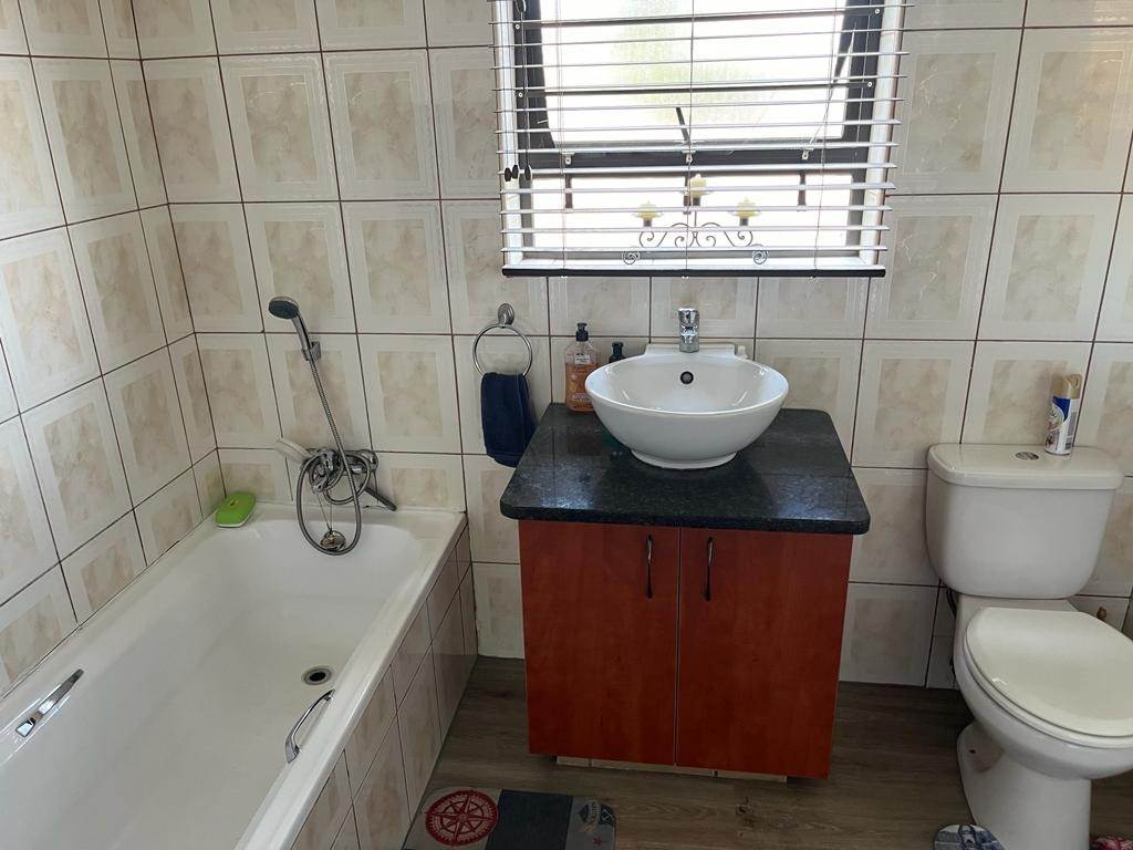 2 Bed Townhouse in Wilkoppies photo number 14