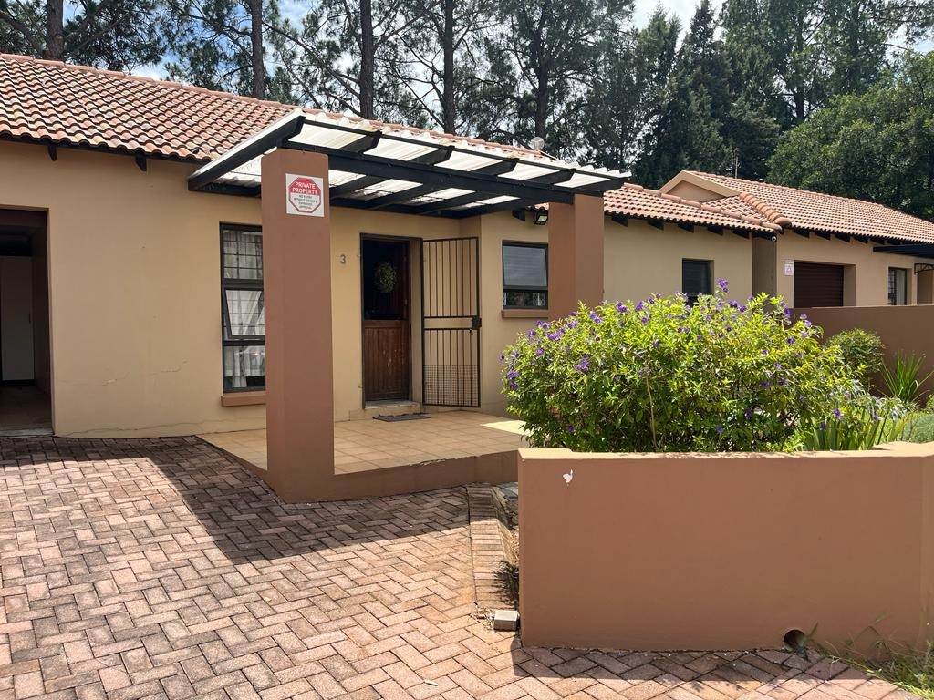 2 Bed Townhouse in Wilkoppies photo number 2