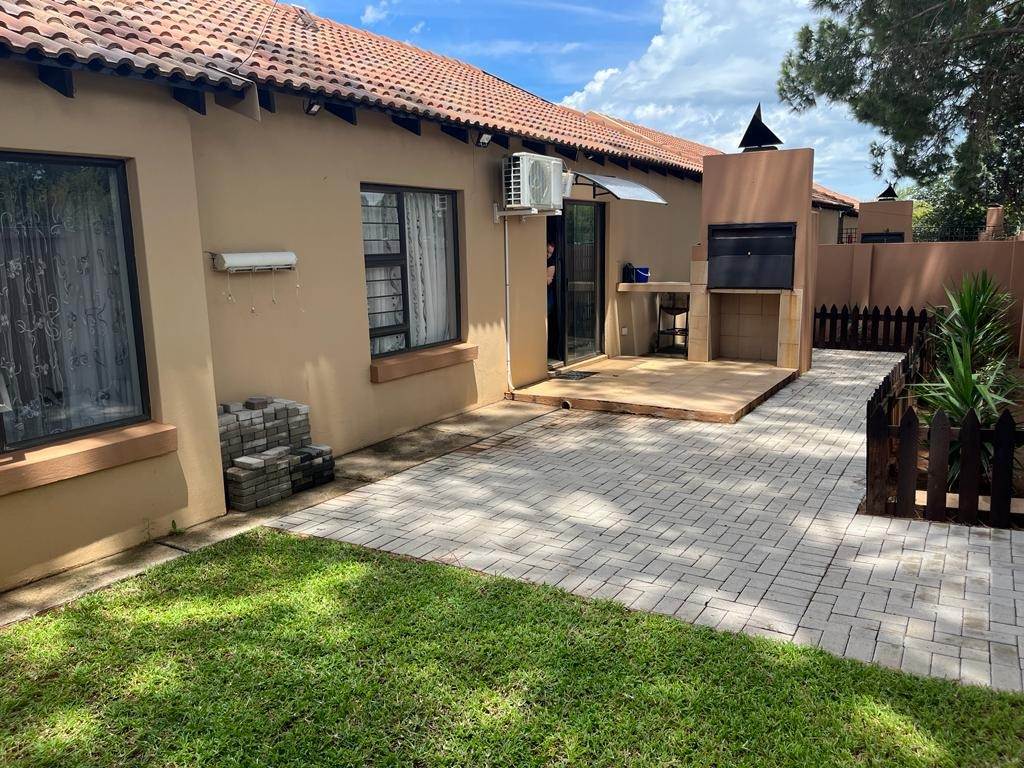 2 Bed Townhouse in Wilkoppies photo number 1