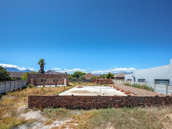 633 m² Land available in Strand Central