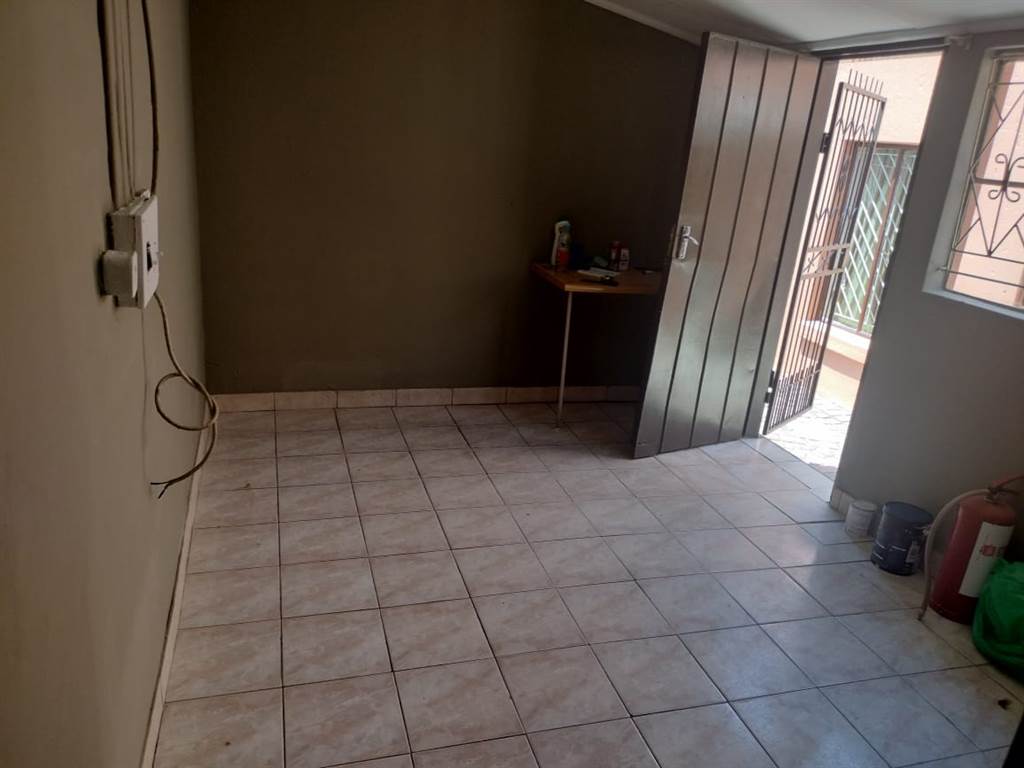 1 Bed Apartment in Mamelodi East photo number 10