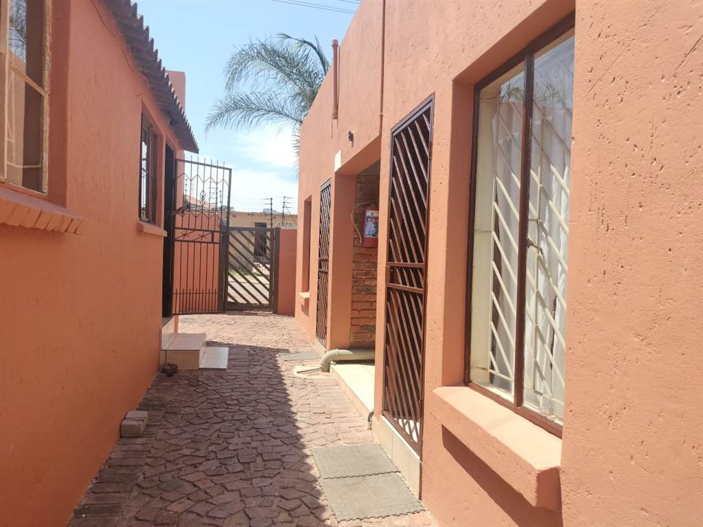 1 Bed Apartment in Mamelodi East photo number 2