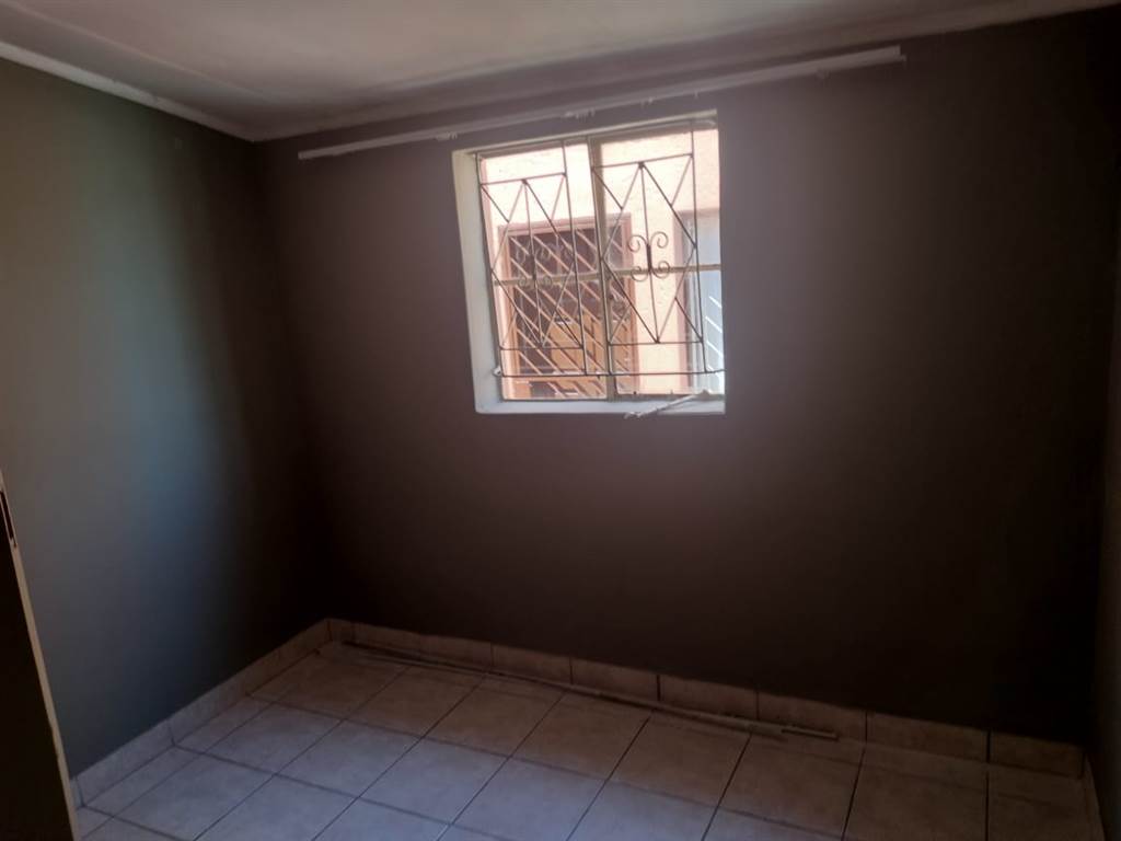 1 Bed Apartment in Mamelodi East photo number 11