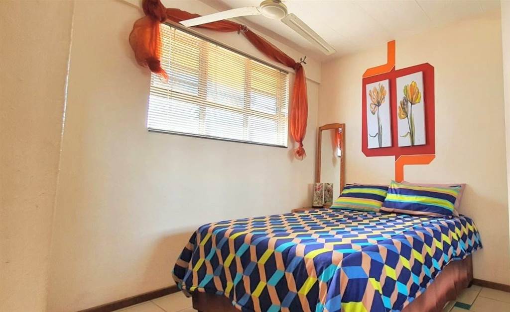 2 Bed Apartment in Amanzimtoti photo number 8