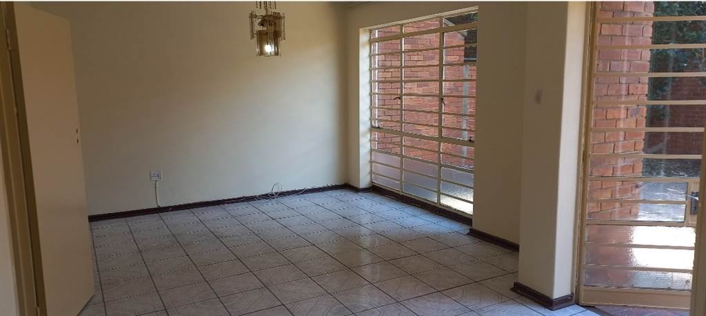 3 Bed Townhouse in Jeppestown photo number 6
