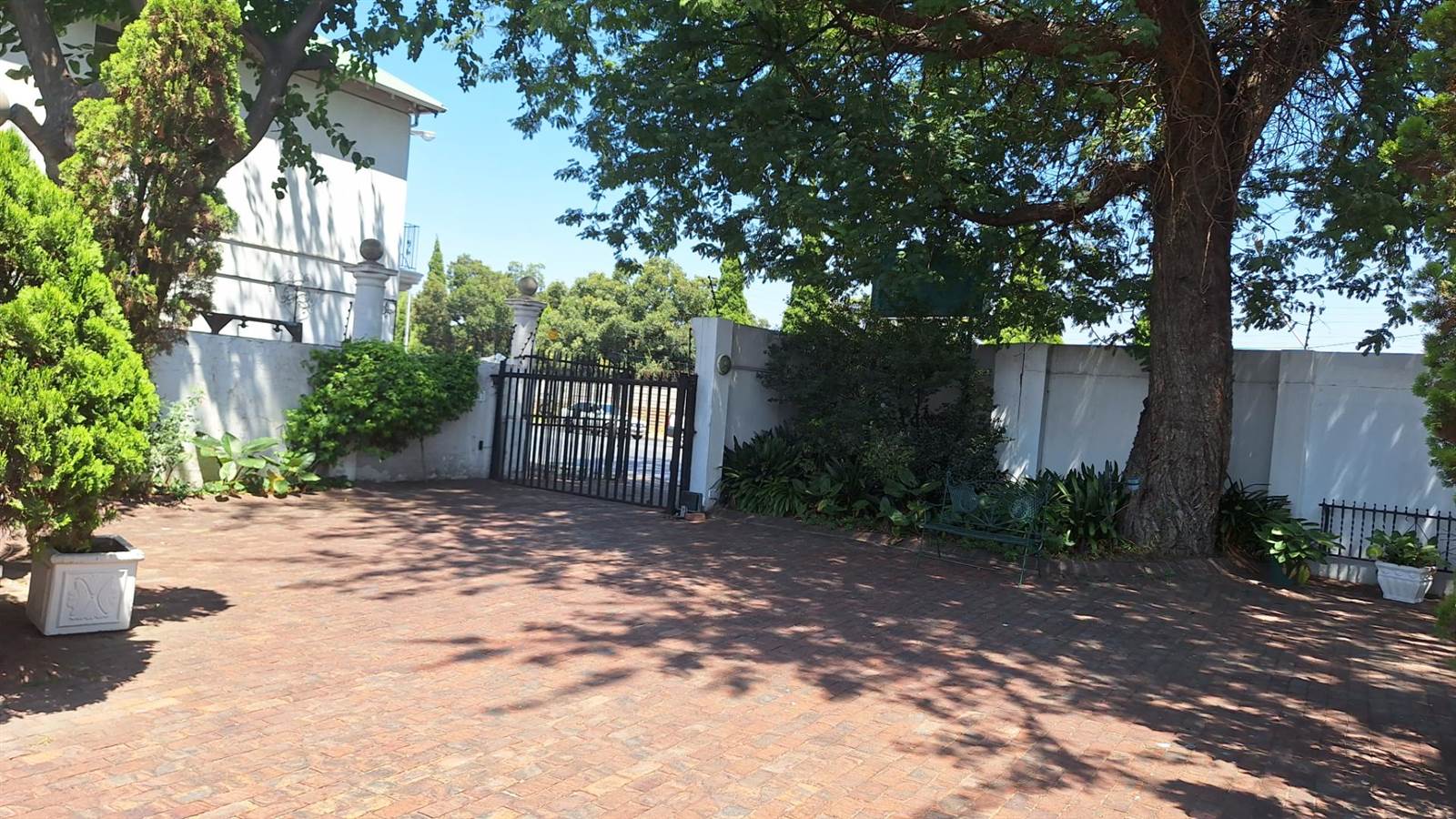 5 Bed House in Germiston South photo number 3