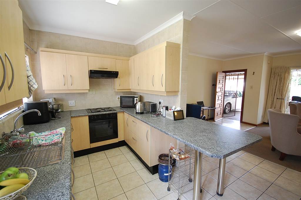 2 Bed Townhouse in Glenvista photo number 7