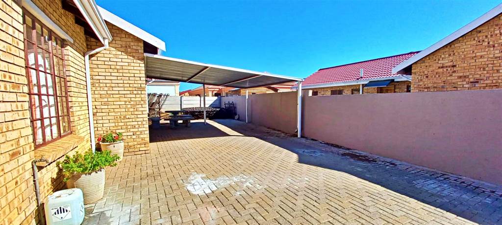3 Bed House in Uitsig photo number 11