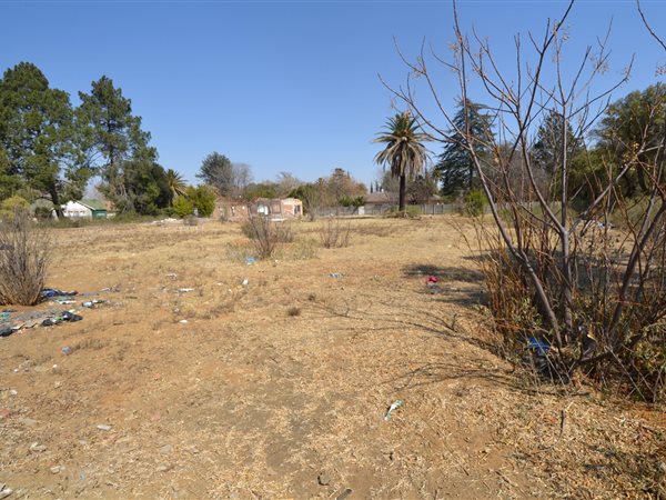 1 874 m² Land