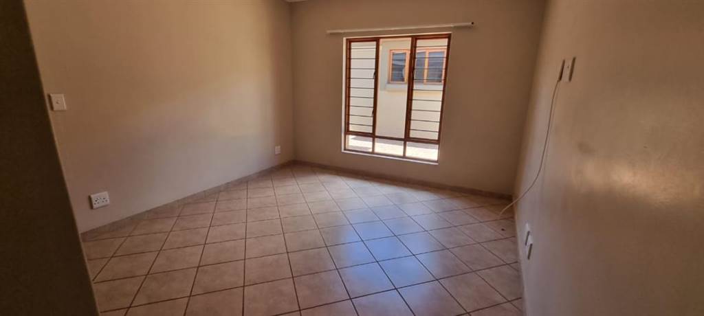3 Bed Townhouse in Wilkoppies photo number 6