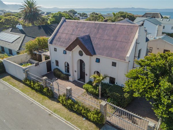 4 Bedroom House 4 Bedroom House