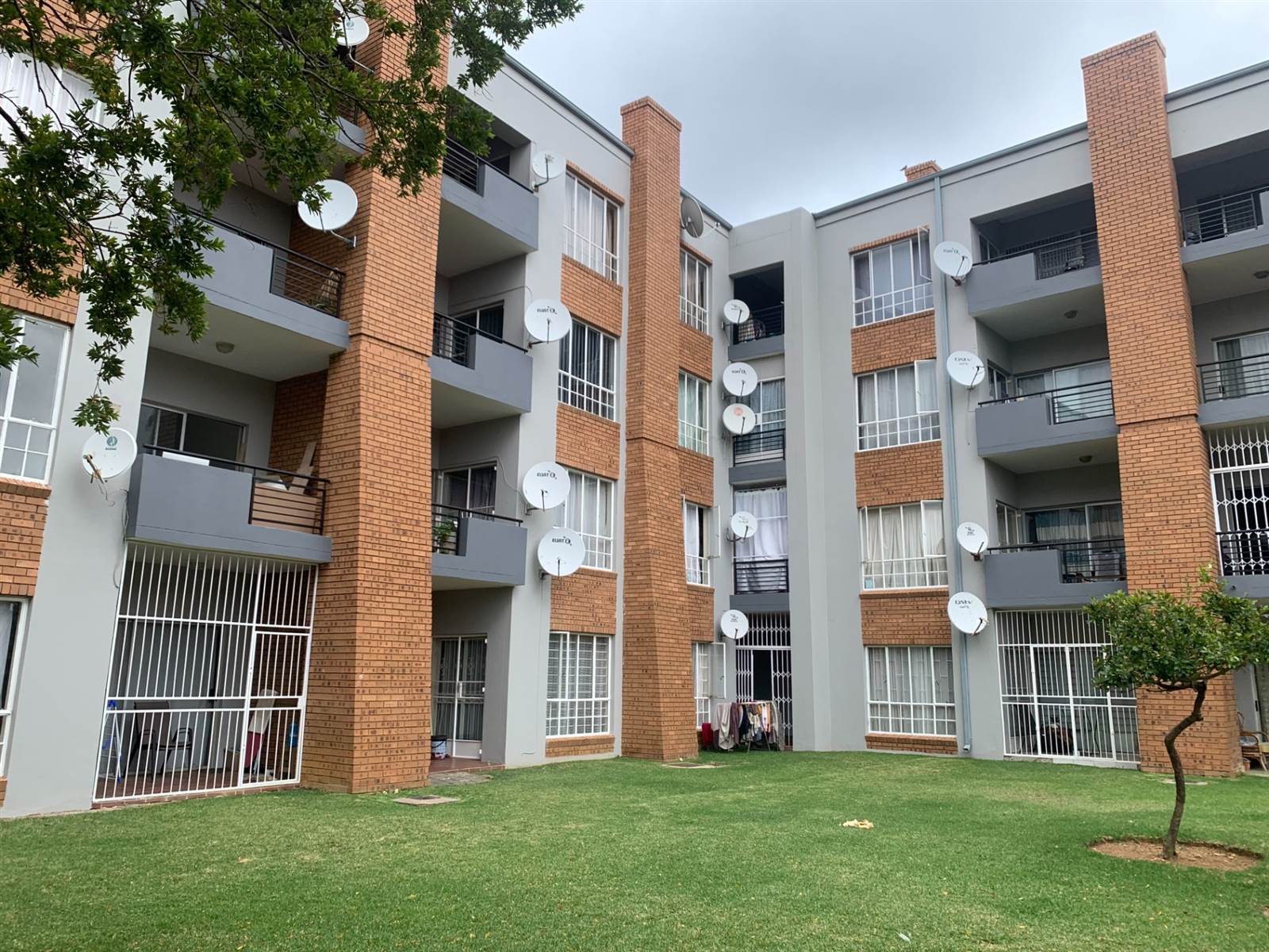 2 Bed Apartment in Menlyn photo number 3