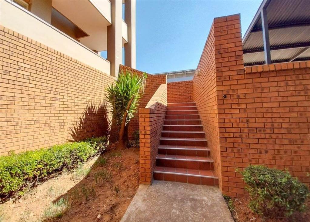 2 Bed Apartment in Menlyn photo number 4