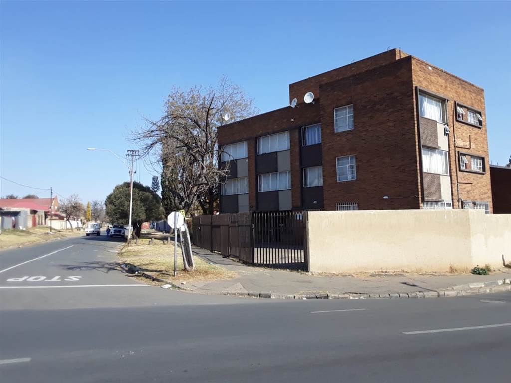 12 Bed House in Turffontein photo number 3