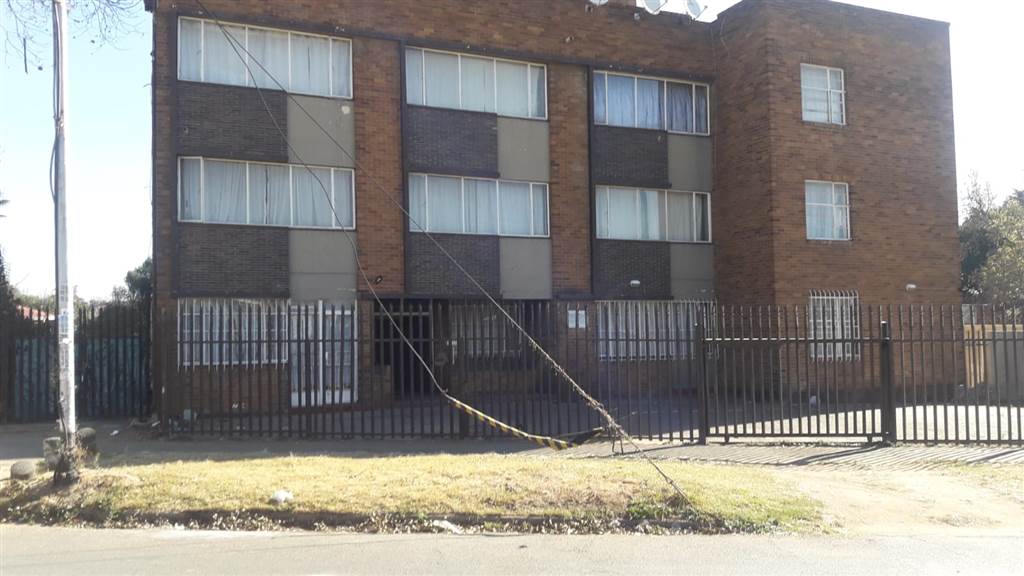 12 Bed House in Turffontein photo number 2