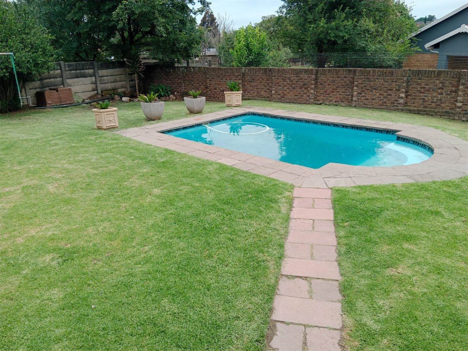 4 Bed House in Rensburg photo number 16