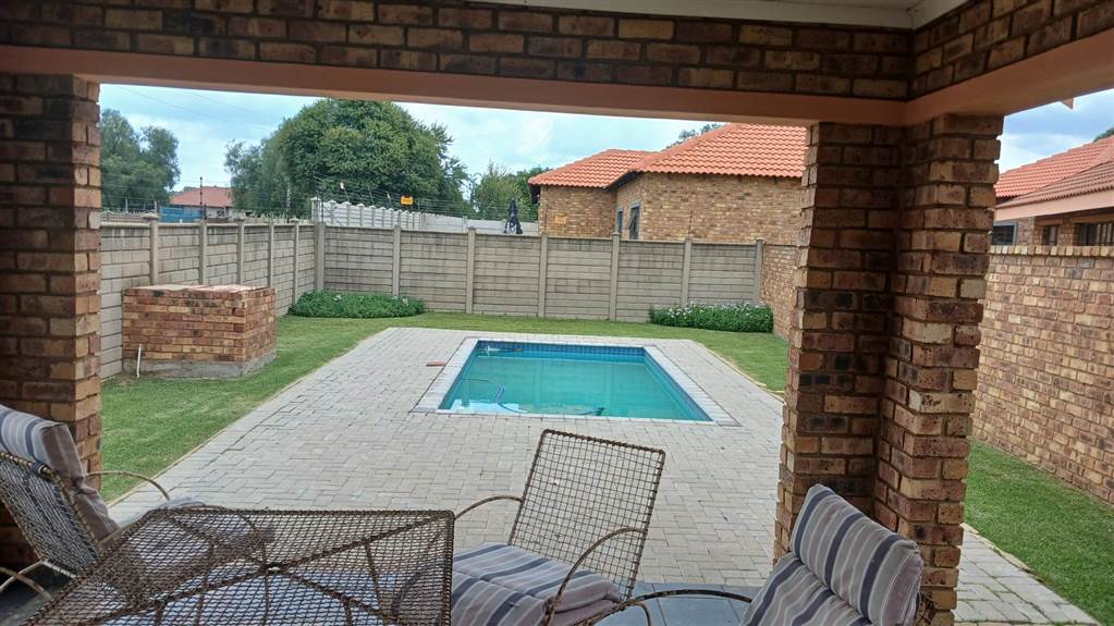 3 Bed Townhouse in Riversdale photo number 17