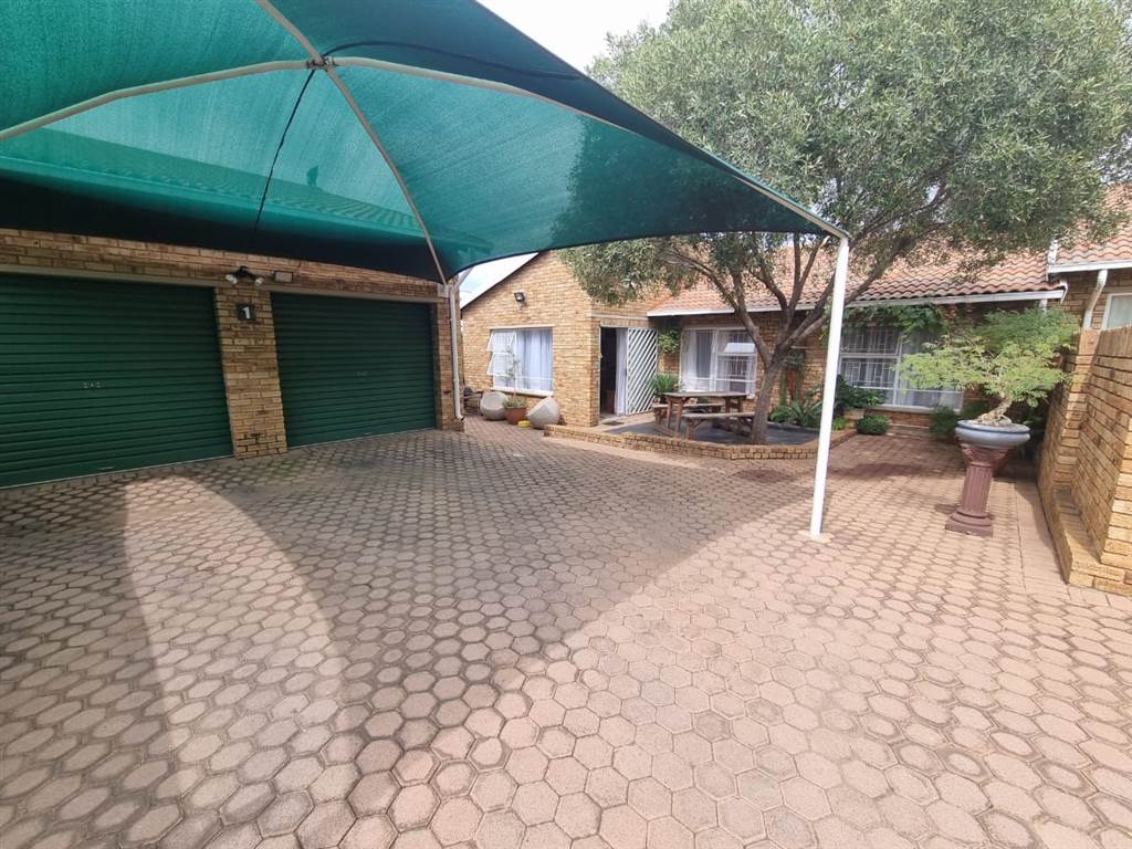 3 Bed Townhouse in Krugersdorp North photo number 9