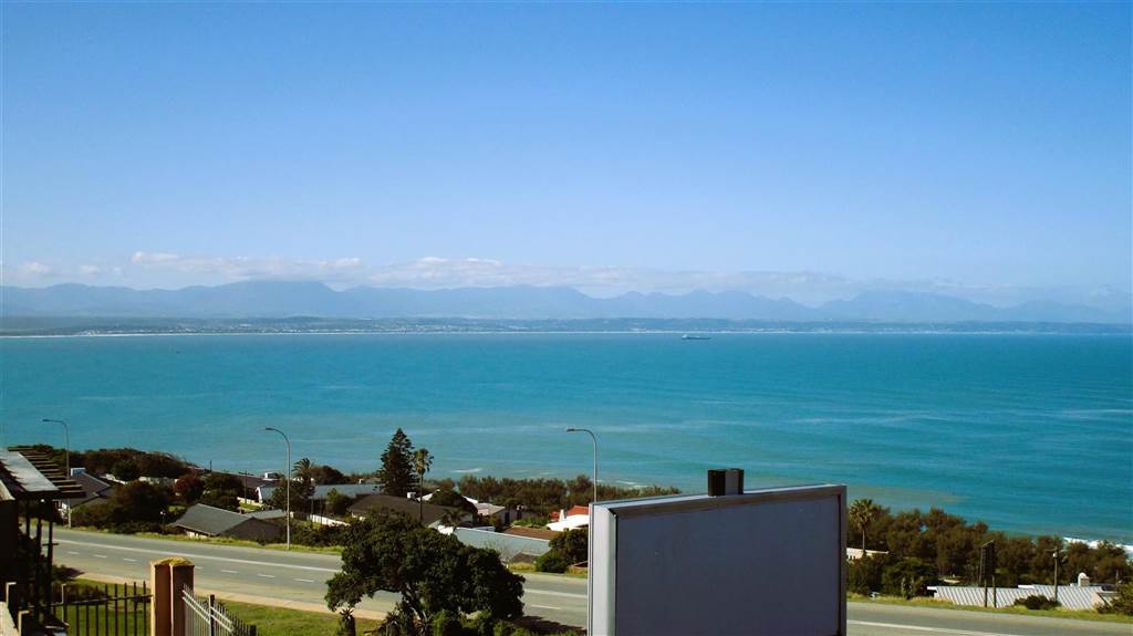 2 Bed Apartment in Mossel Bay Central photo number 5